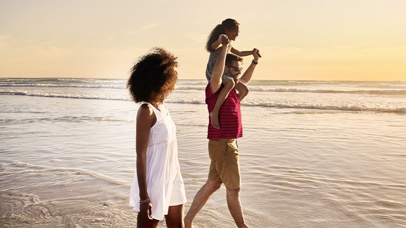 Une famille profitant d'une journée à la plage