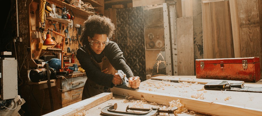 Une artisane travaillant dans son atelier
